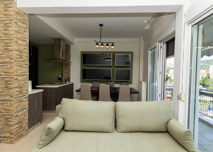 Delmare Kram Vee Apartment